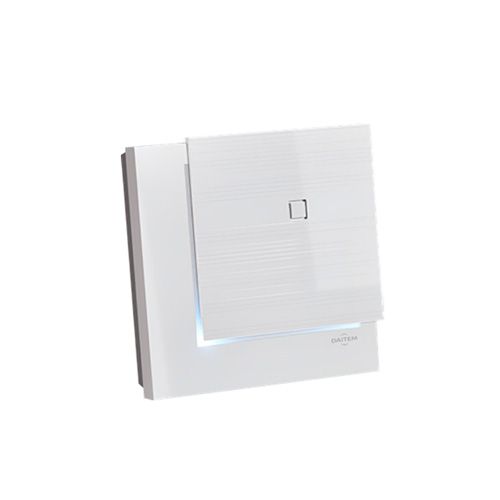 Interrupteur mural carré blanc avec un petit bouton central sur un panneau minimaliste