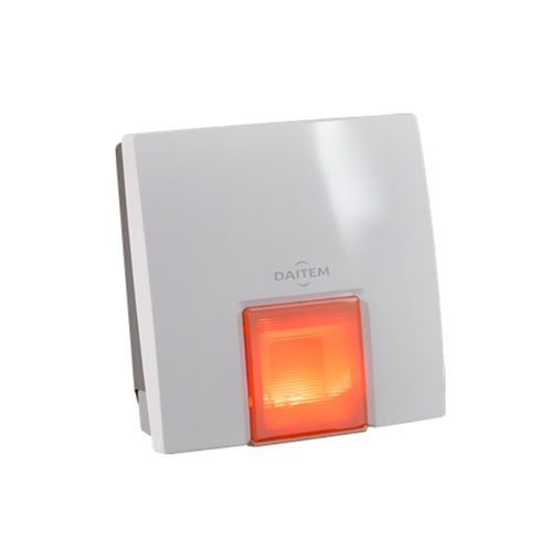 Dispositif mural blanc avec une lumière carrée orange lumineuse près de la base