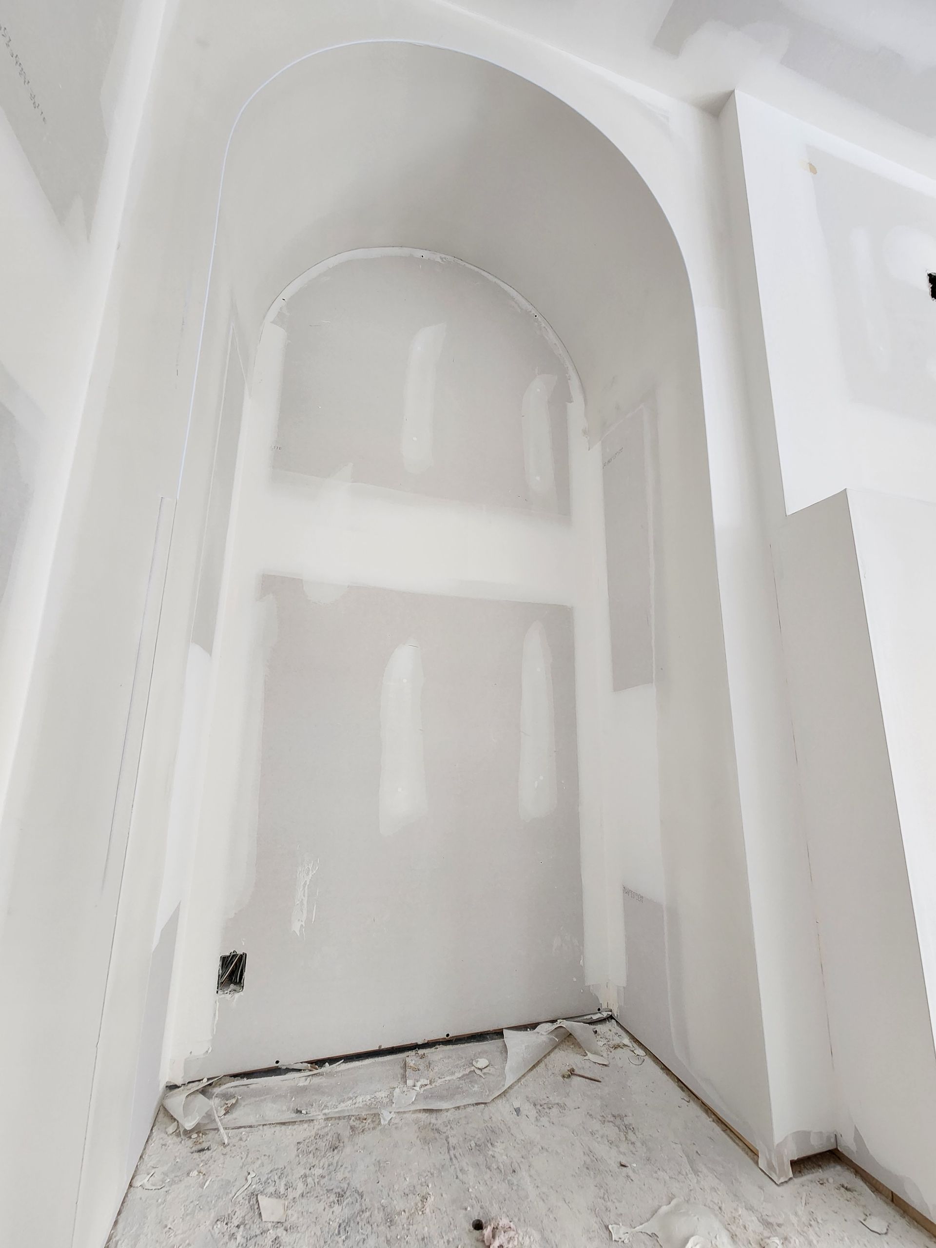 a room with a large arch in the middle of it