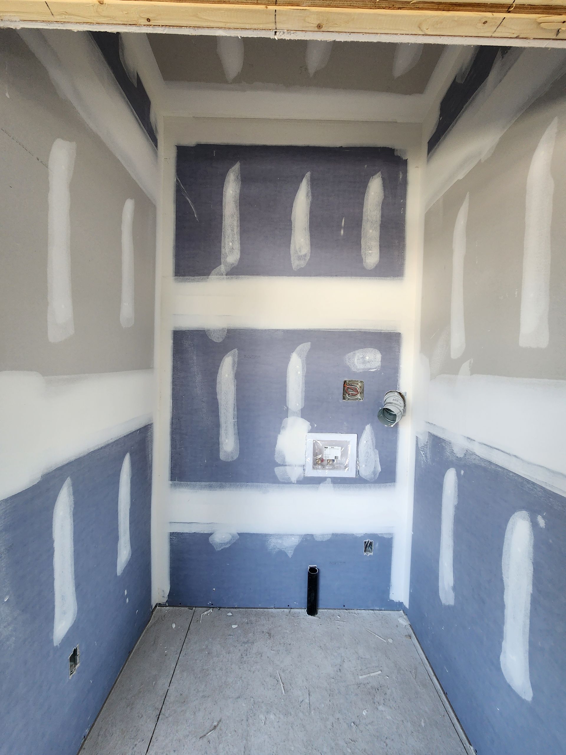 an empty room with a few pieces of drywall on the walls