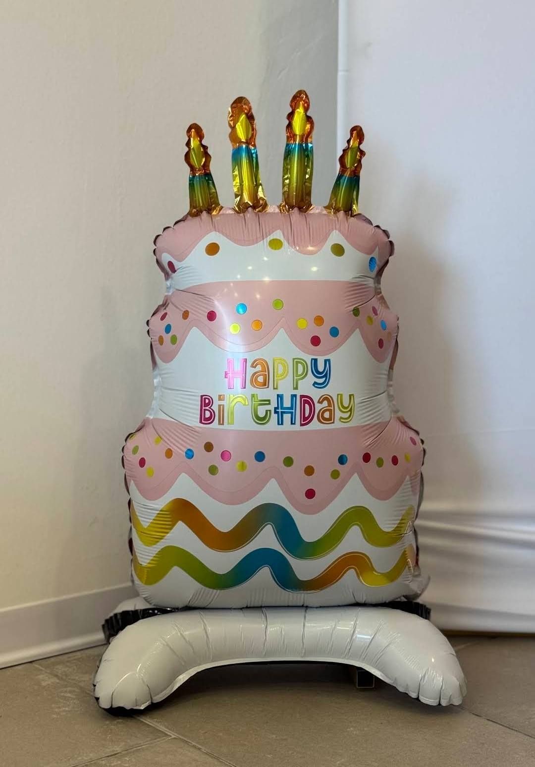 Palloncino a forma di torta di compleanno con candeline e scritta 