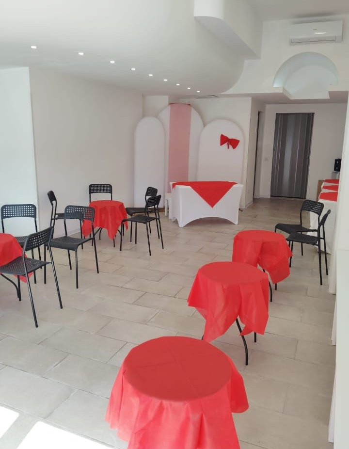 Festa di compleanno a tema Spiderman: un bambino in costume accanto a un tavolo decorato con palloncini.