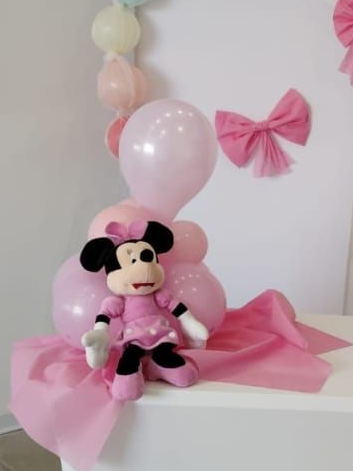 Decorazioni per la festa con palloncini azzurri, una stella luminosa e il numero 