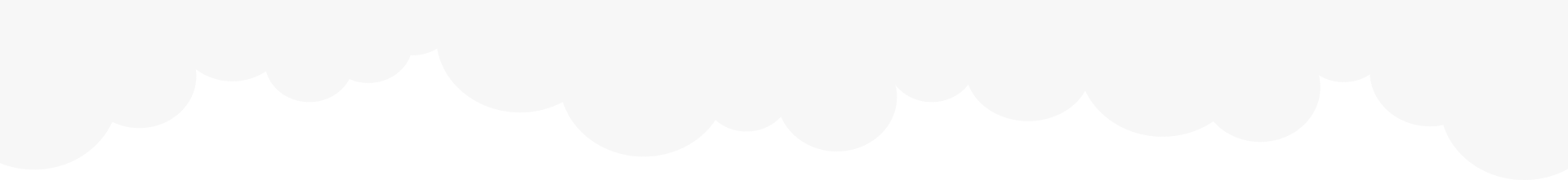 Pennellate bianche astratte in basso.