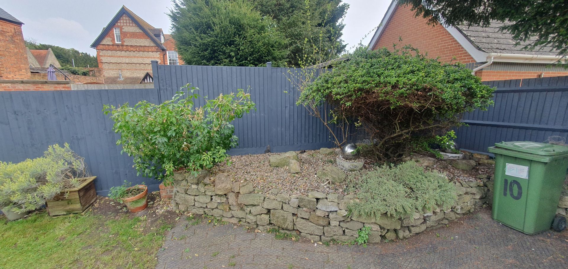 Garden with shrubs and fencing