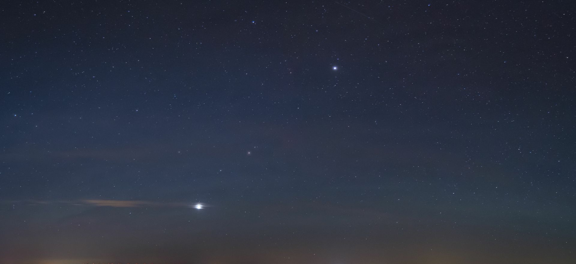 There are many stars in the night sky.