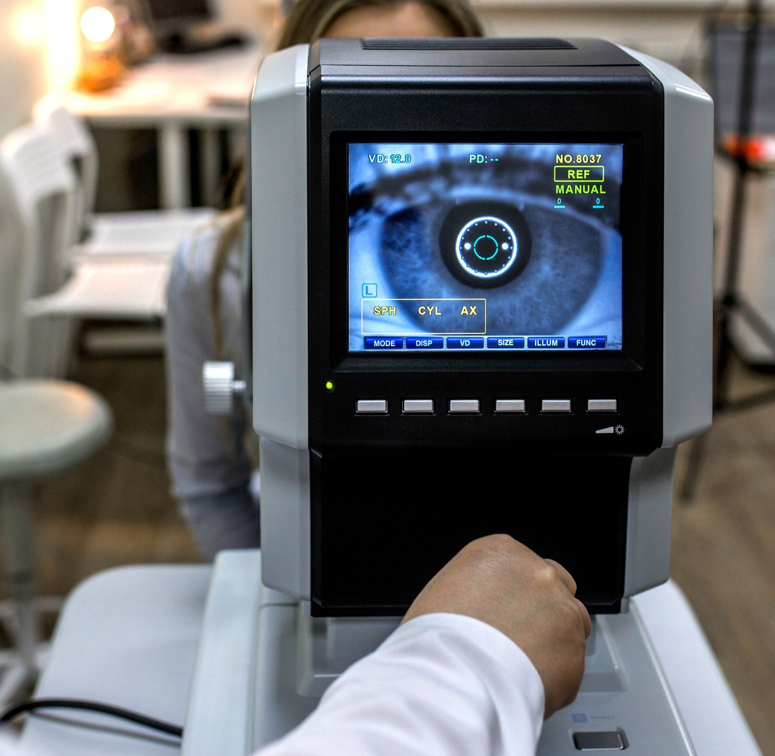 Eye exam: A person's eye on a screen, being examined with an autorefractor in a doctor's office.