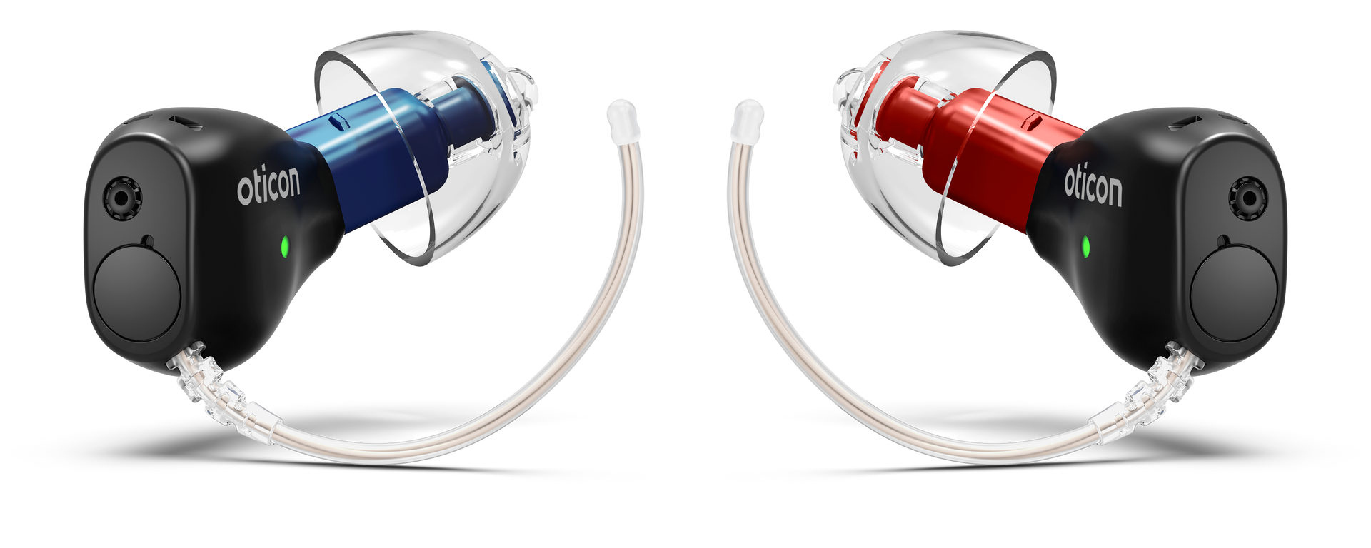 Tvö heyrnartæki, eitt blátt og eitt rautt, tengd saman með gegnsæjum slöngum, á hvítum bakgrunni.