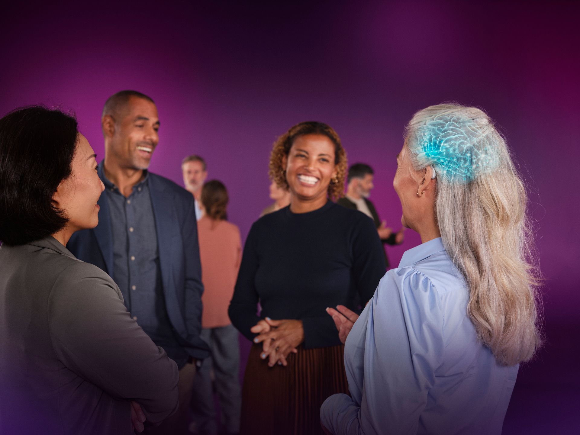 Hópur fólks brosandi og talandi; fjólublár bakgrunnur; einn einstaklingur er með glóandi bláa heilamynd.