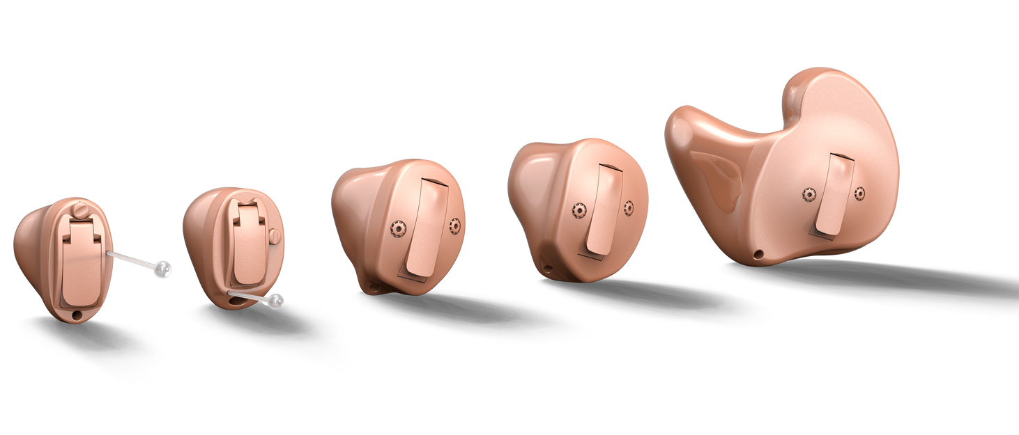 Fimm heyrnartæki í eyranu af mismunandi stærðum í röð, beige á litinn.