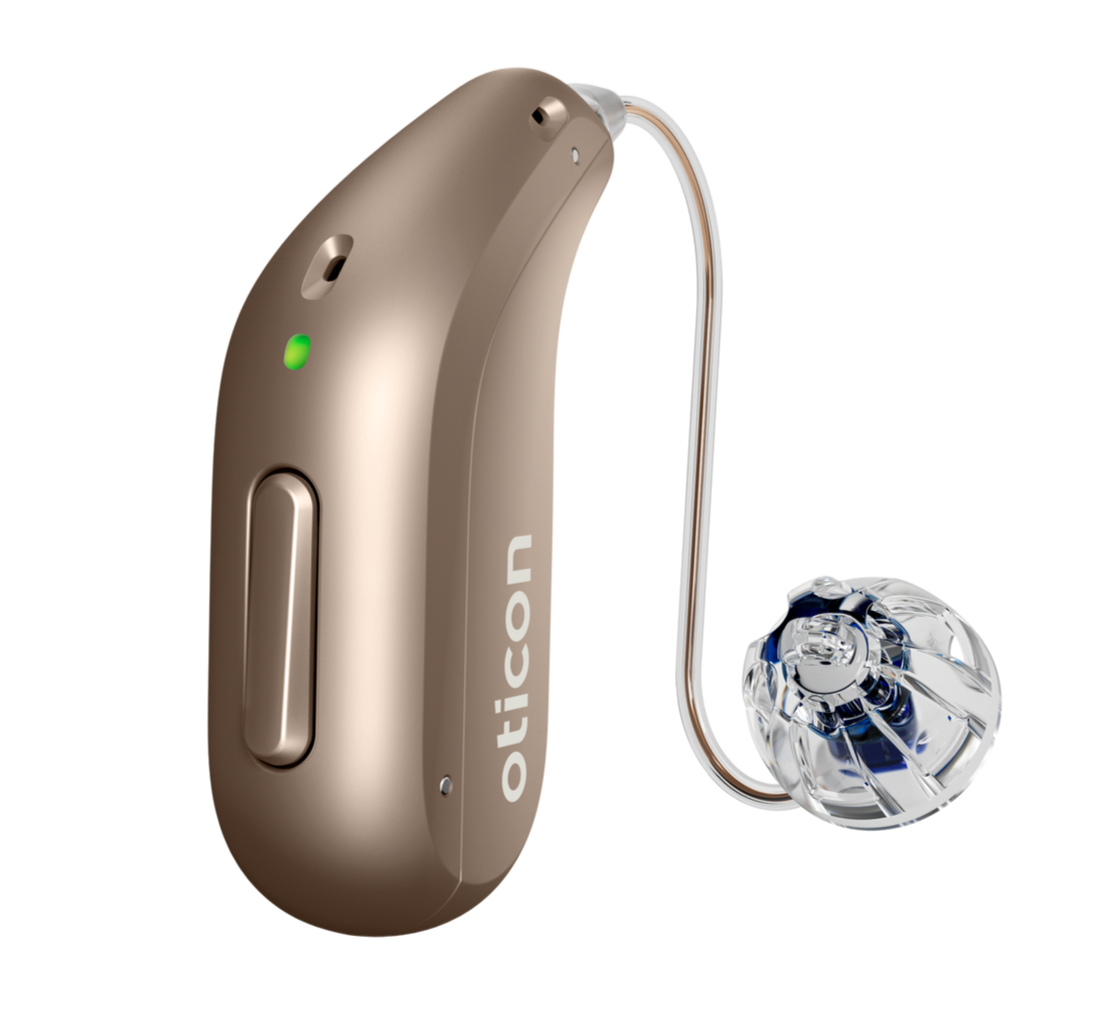 Beige Oticon heyrnartæki með gegnsæjum eyrnatólum.