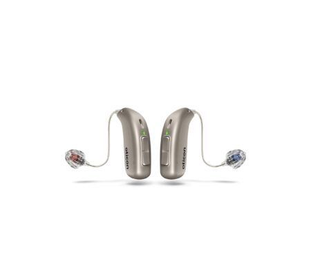 Tvö ljósbrún heyrnartæki á hvítum bakgrunni.