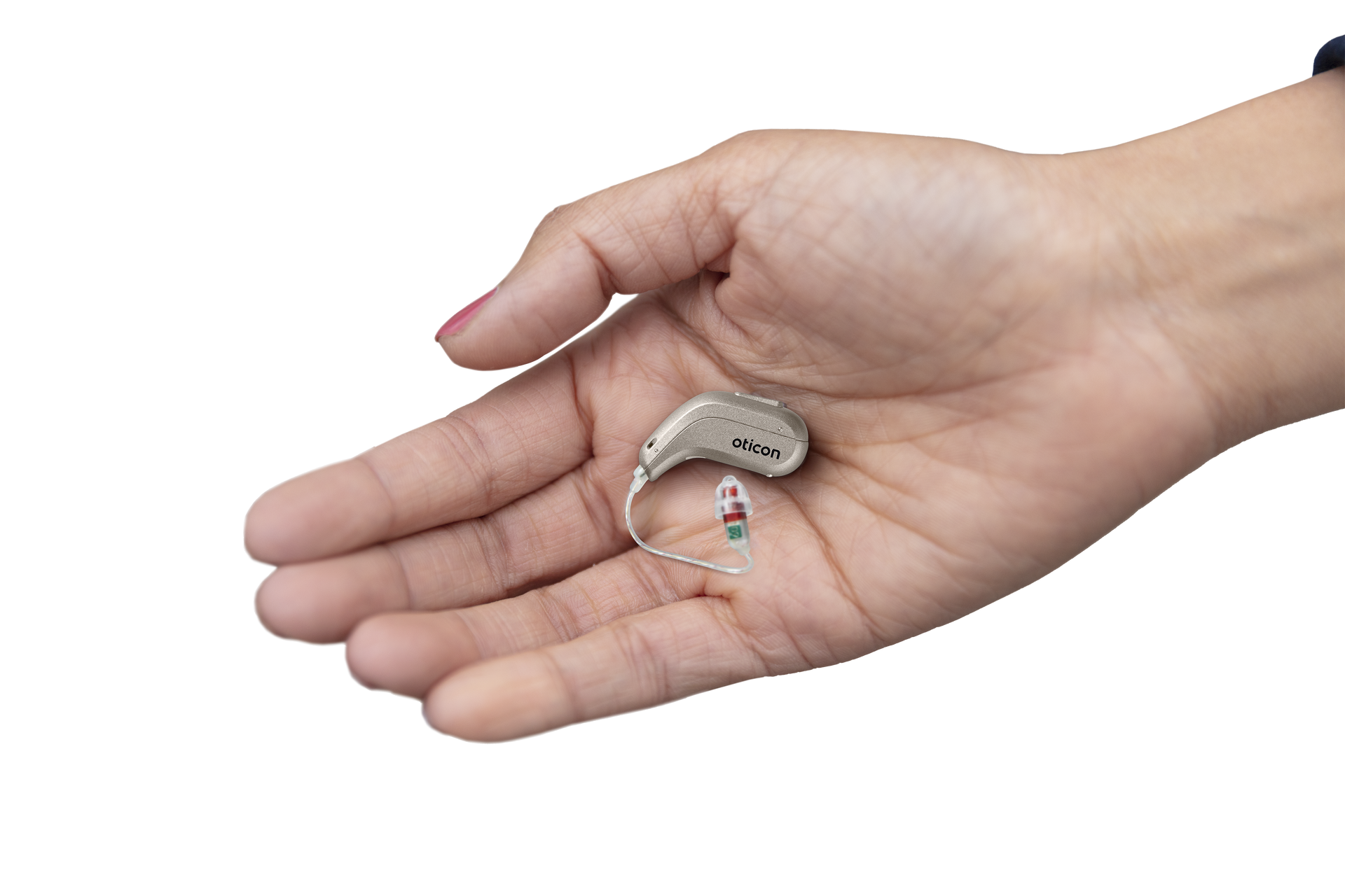 Hönd sem heldur á ljósbrúnu heyrnartæki, litlu tæki með slöngu og eyrnatapp.