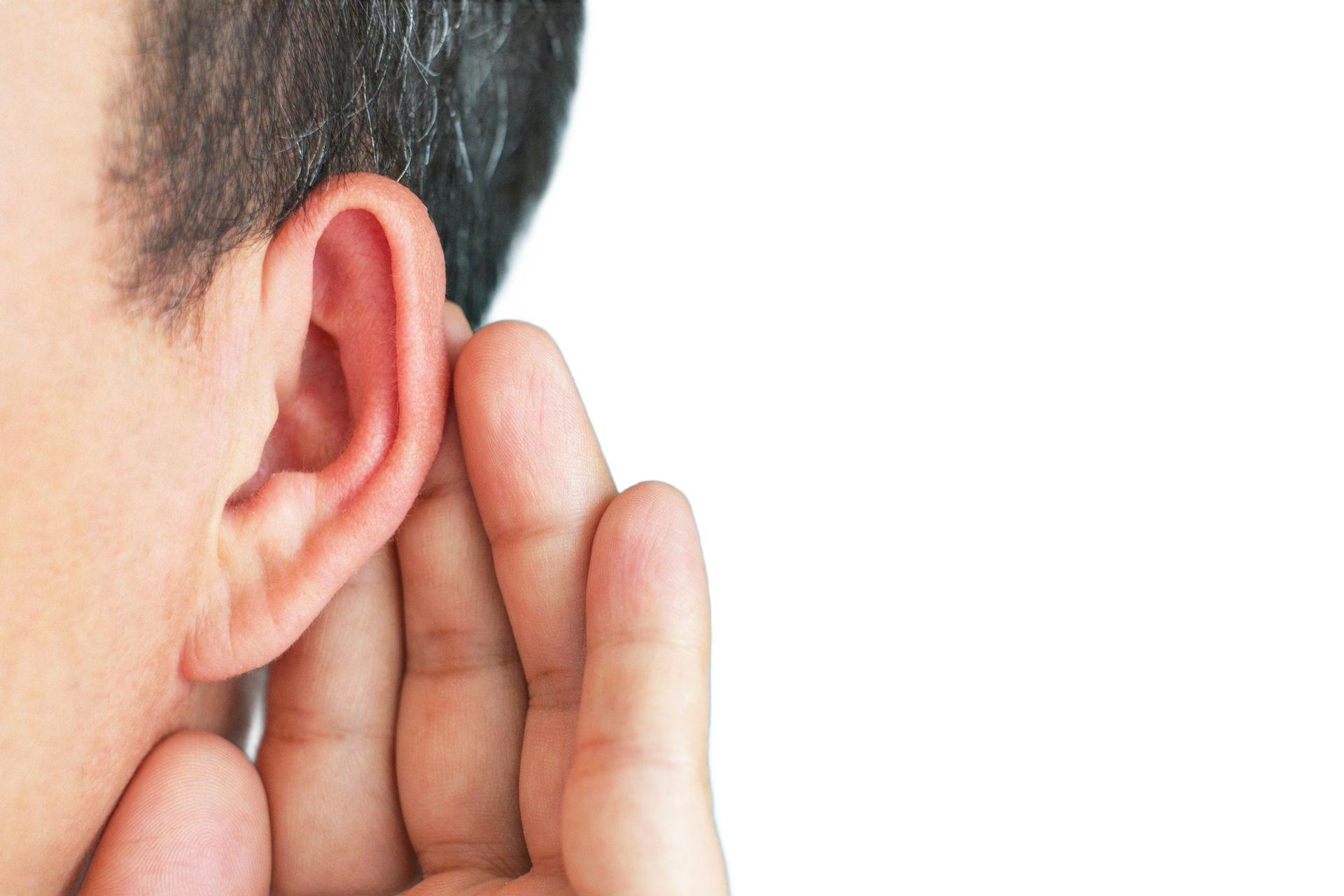 Eyra einstaklings með höndina umlykjandi það, eins og hann eða hún hlustar af athygli.