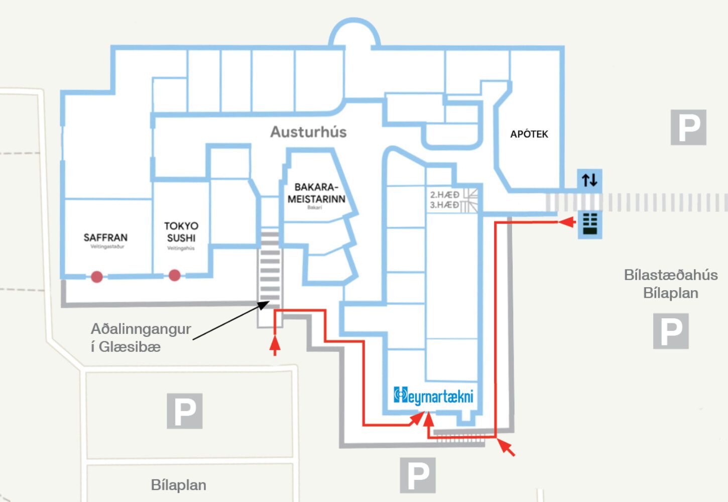 Kort af byggingarskipulagi, blátt og grátt, með rauðum örvum sem sýna leiðina að inngangi.