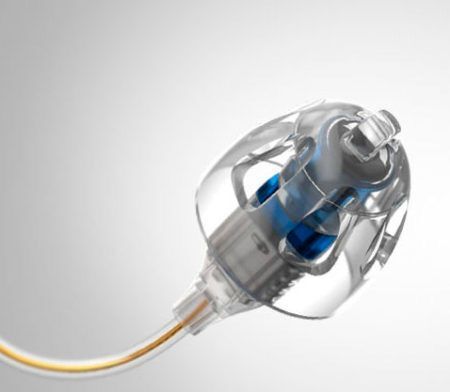 Lækningatæki með glærri plastkúplingu sem hýsir bláan íhlut, tengdan við þunnan gulan vír.