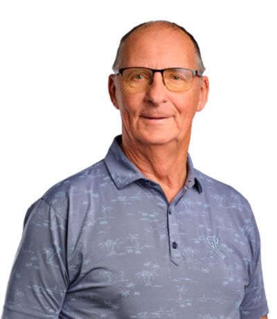 Maður með gleraugu, klæddur bláum mynstruðum pólóbol, brosandi lítillega.