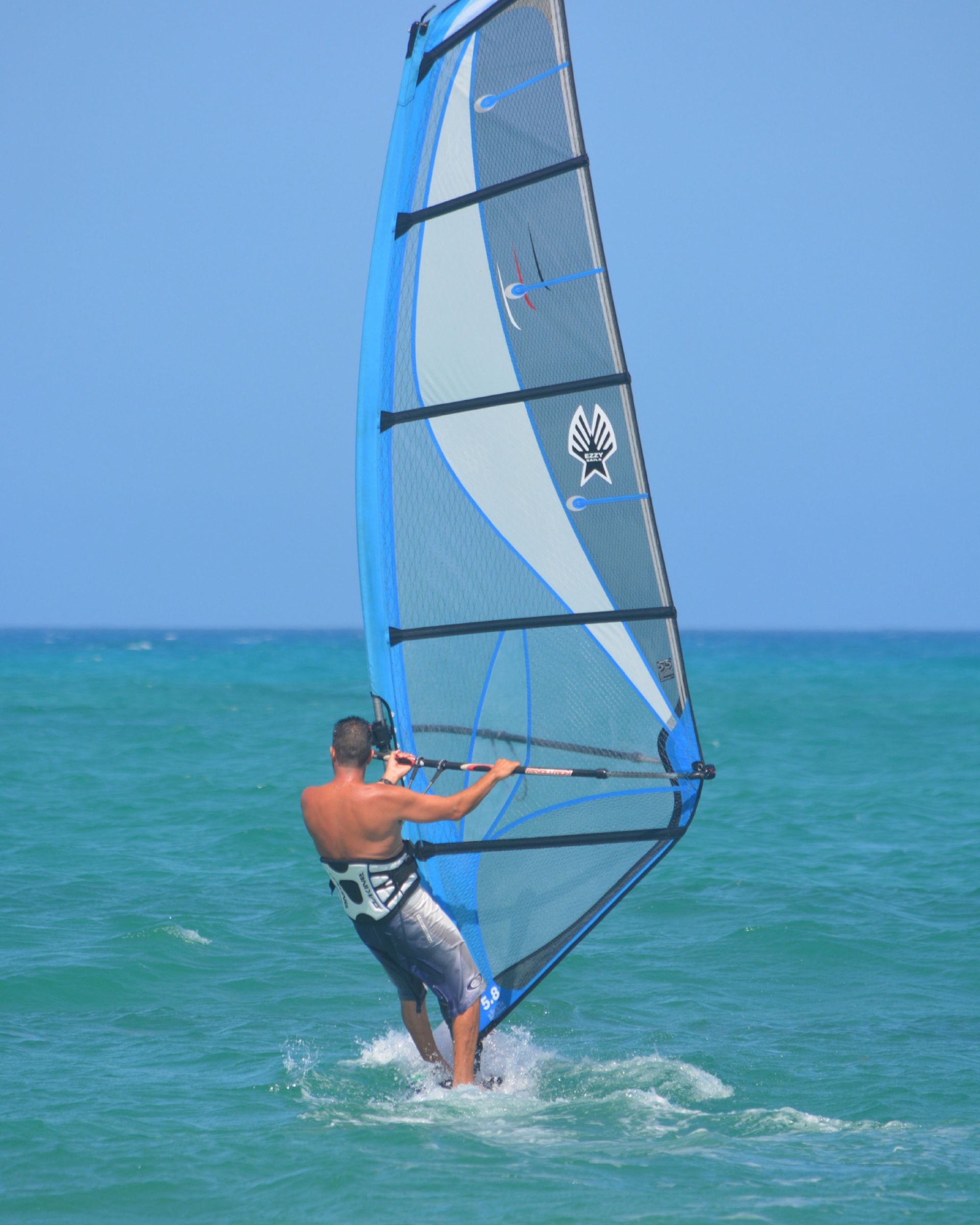 Deporte de olas y viento en el mar 