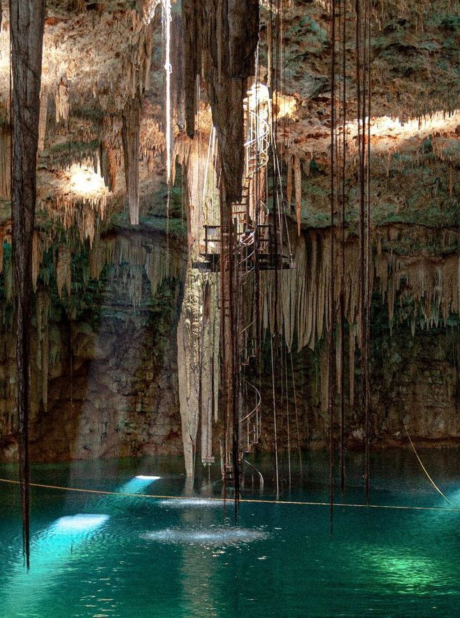 Cenote con entrada subterránea