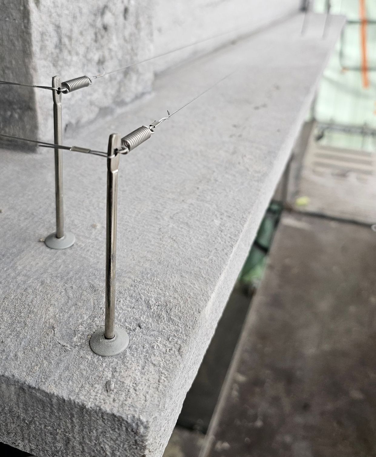 Bird-wire-op-richel-geplaatst