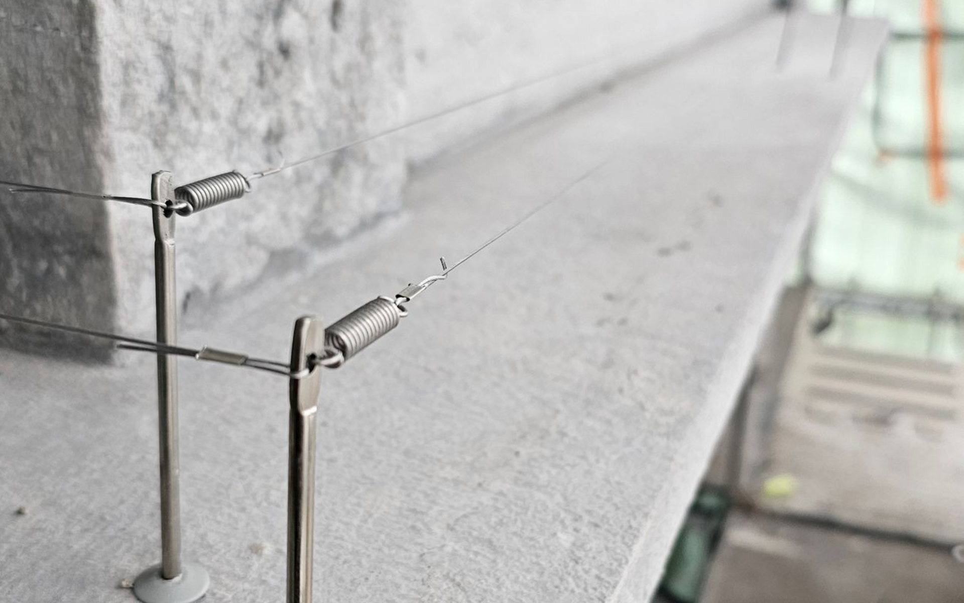 Bird-wire geplaatst op richel in Hasselt door Killbugs