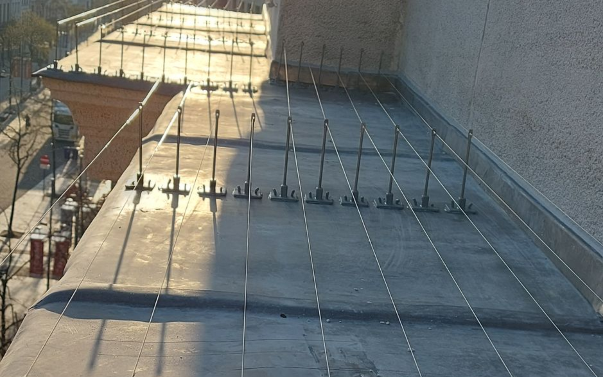 bird-wire geplaatst op monument in Antwerpen door Killbugs