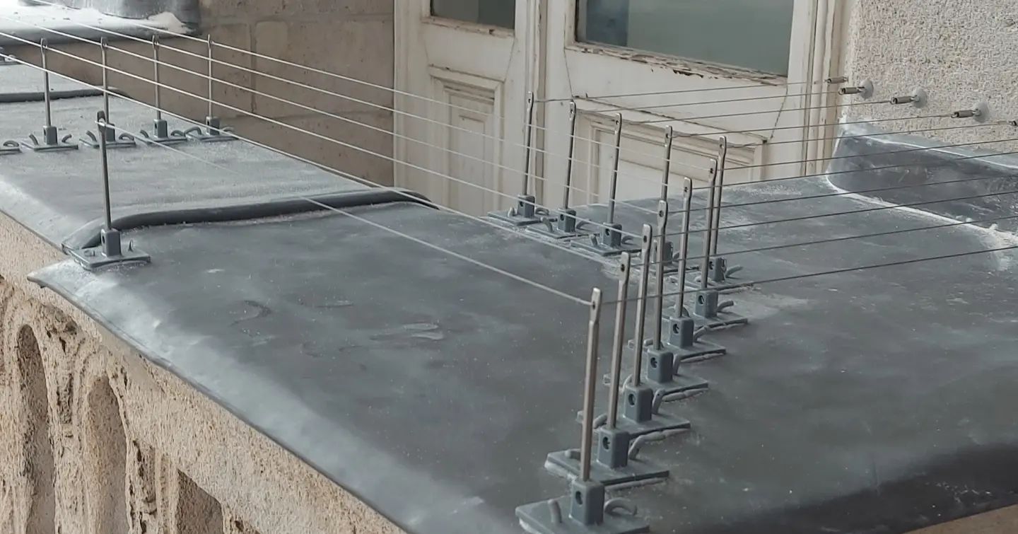 Bird-wire op gebouw geplaatst in Antwerpen door Killbugs