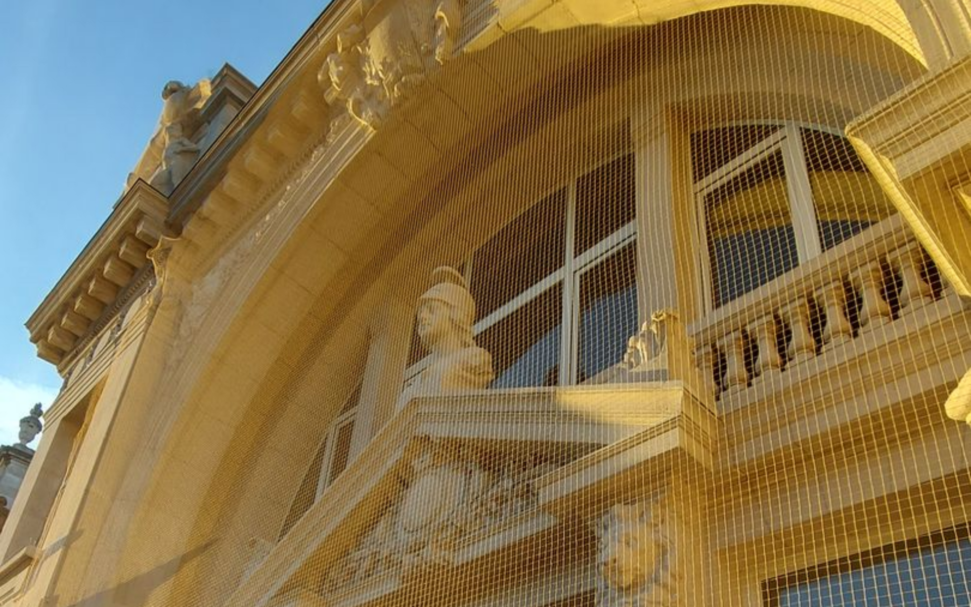 Vogelweringsnet geplaatst op monument in Antwerpen door Killbugs