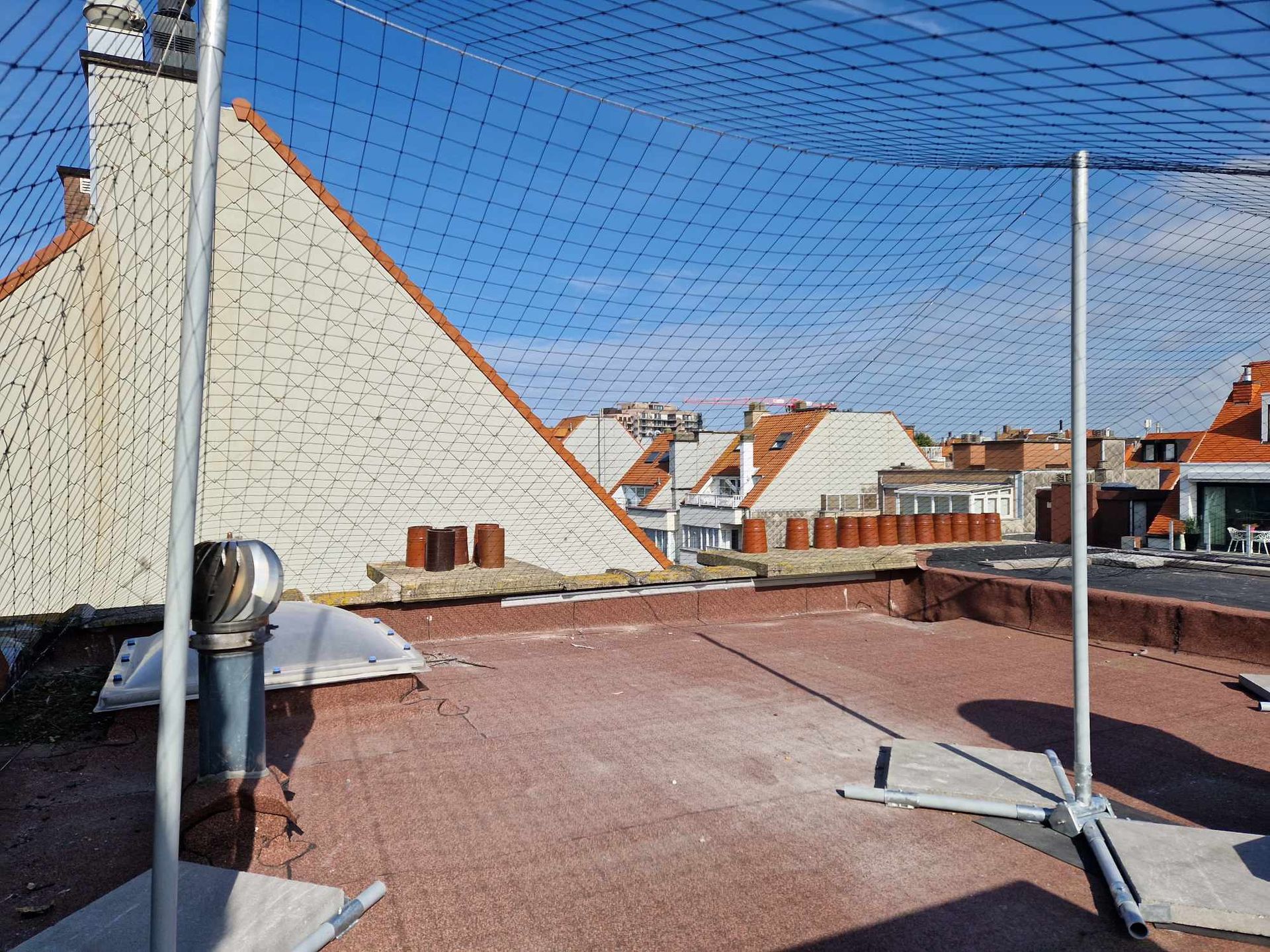 Vogelweringsnet op plat dak geplaatst in Leopoldsburg