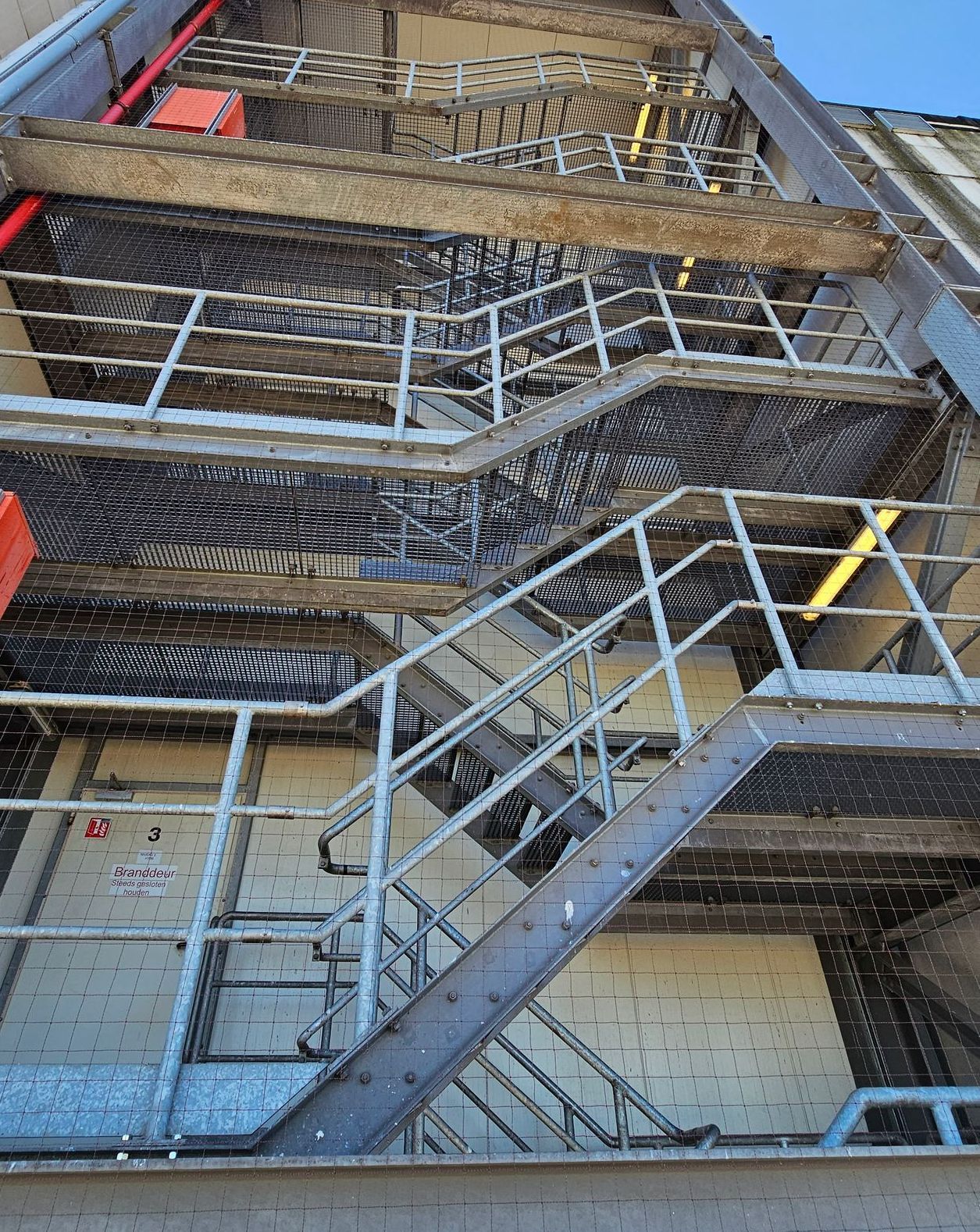 Brandvertragend-vogelweringsnet-aan-traphal
