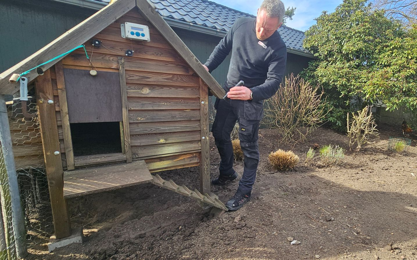 Inspectie voor rattensporen bij de kippen door Killbugs in Limurg