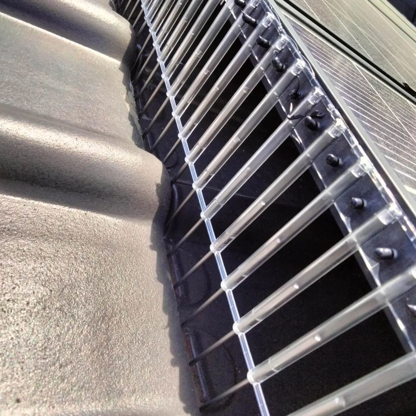 vogelwering op zonnepanelen geplaatst in Leuven door Killbugs