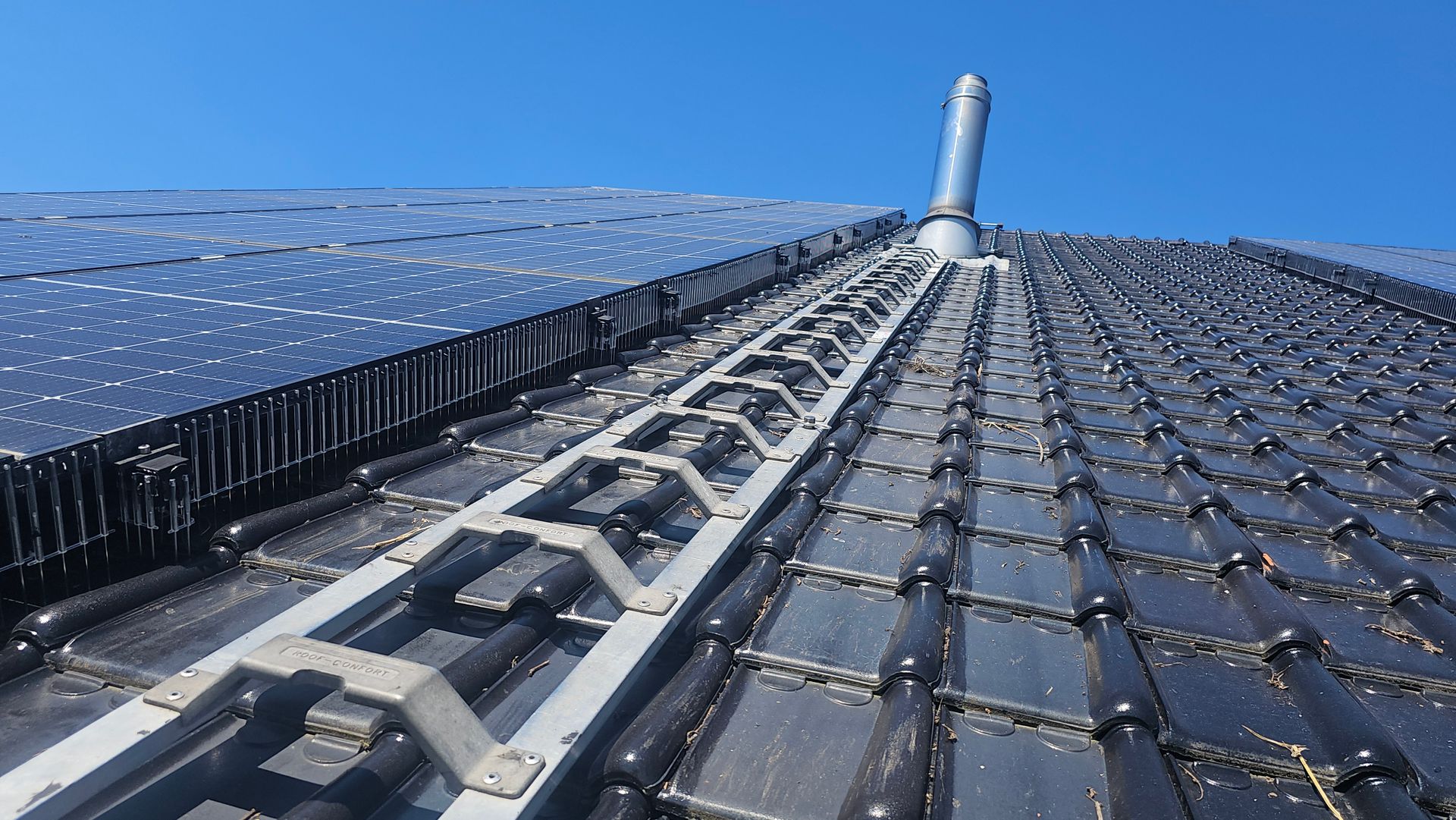 vogelwering op zonnepanelen geplaatst in Genk door Killbugs
