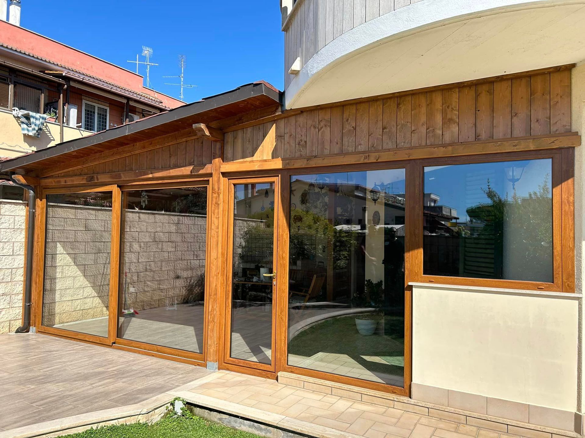 infisso in legno con vetrata panoramica