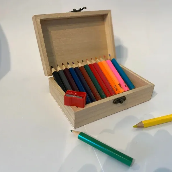 Houten doos met daarop de naam 