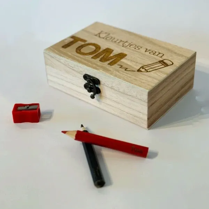 Houten doos met daarop de naam 