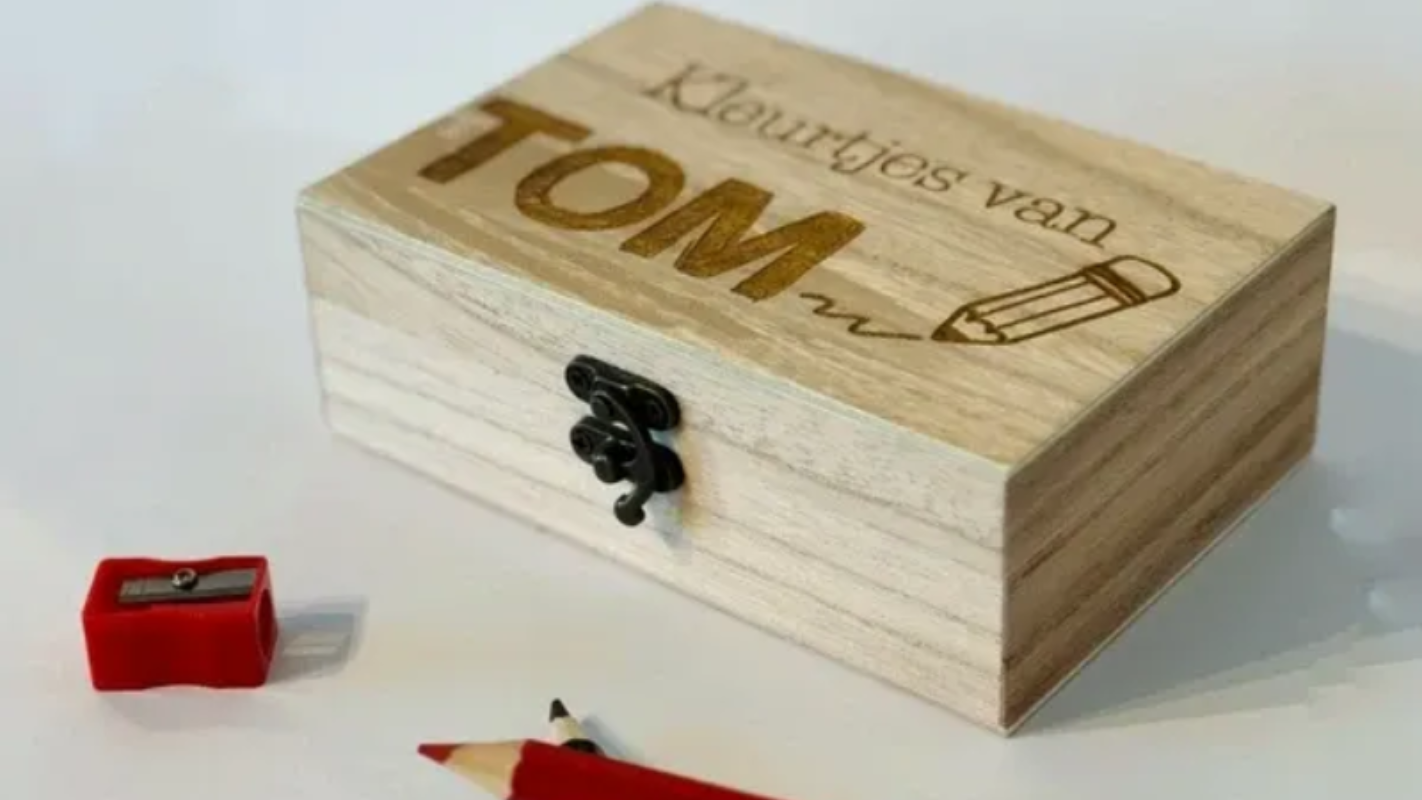 Houten doos met de inscriptie 