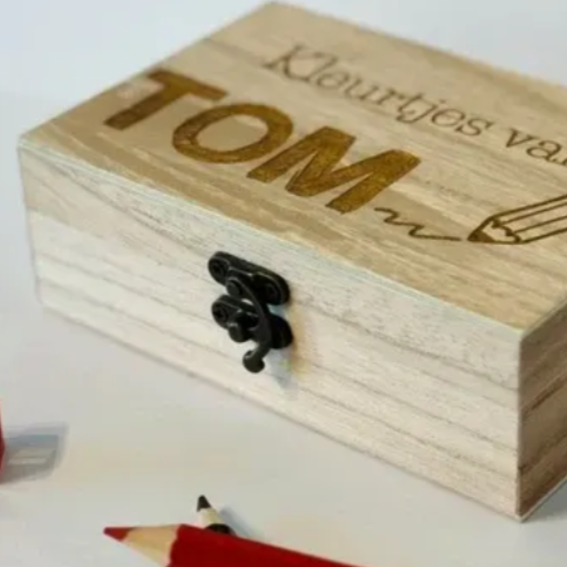 Houten bewaardoosje gegraveerd met 