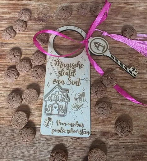 Magisch houten cadeaulabel met roze lint en sleutelhangertje op een uitgesneden houten oppervlak.