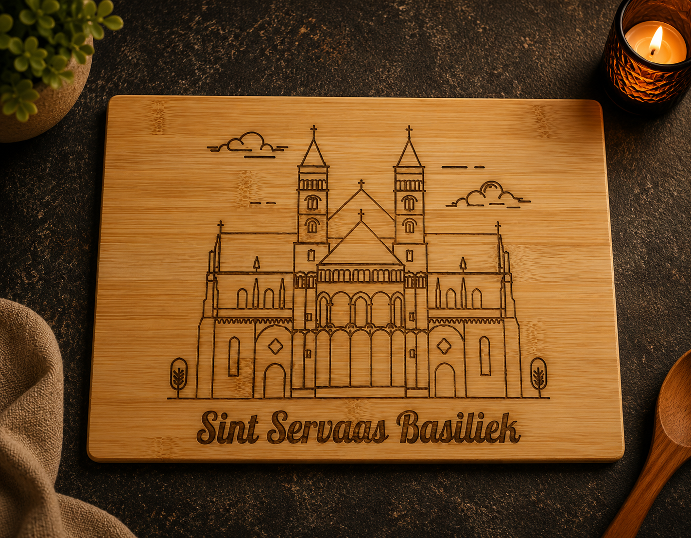 Lasergegraveerd houten bord met een afbeelding van een kathedraal en bijbehorende tekst, op een donkere tafel met kaarsen en planten als decoratie.