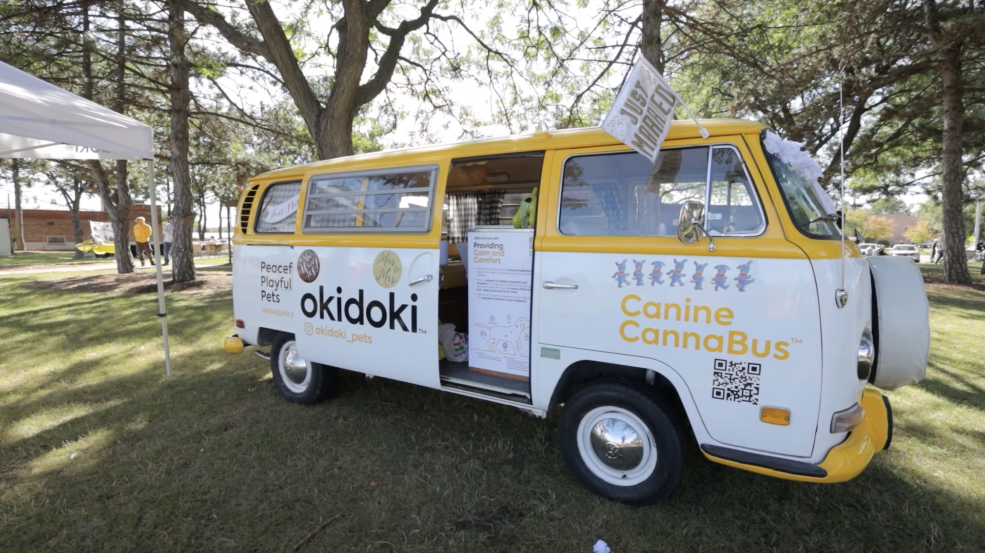 A yellow and white van with the word akidoki on it