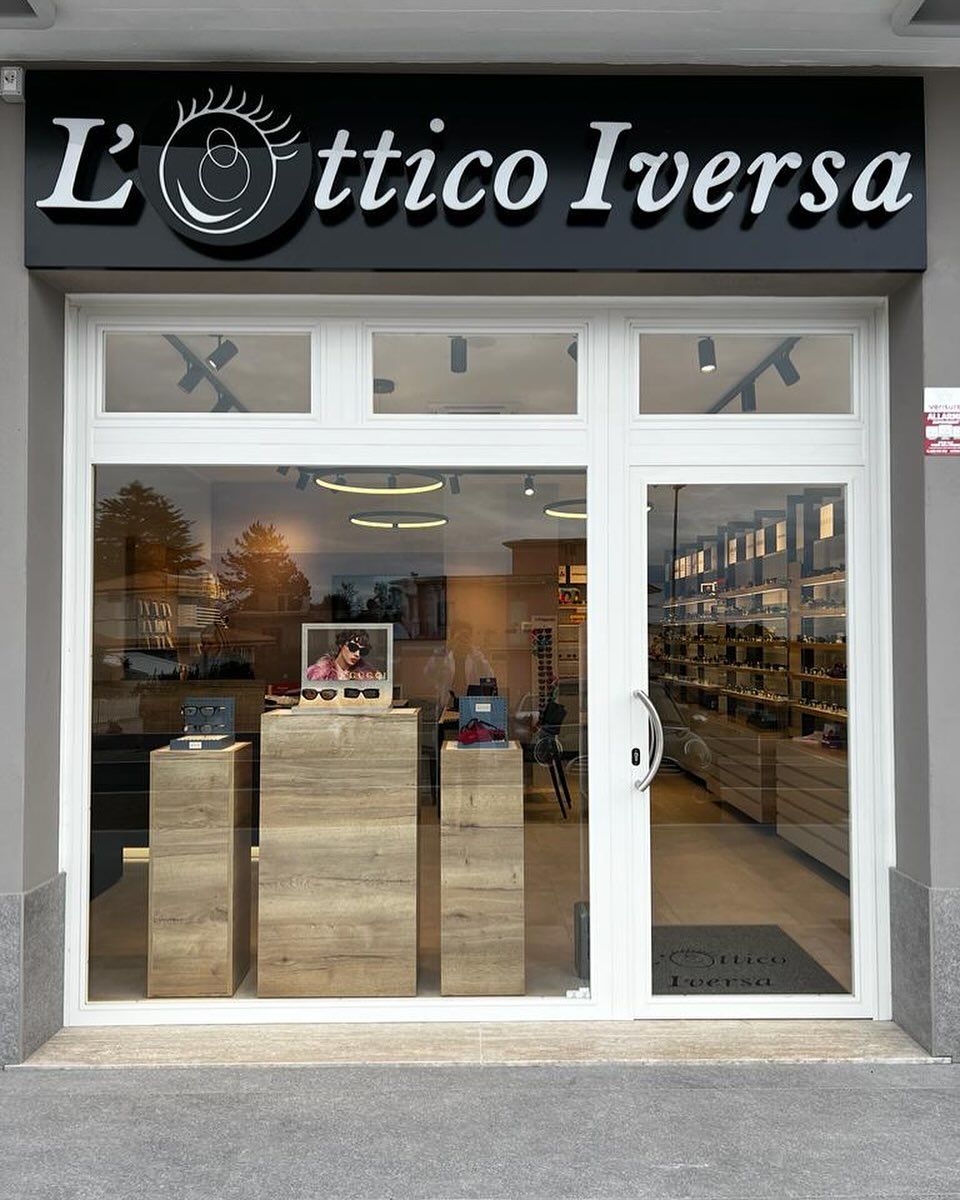 Esterno di un negozio di ottica, 