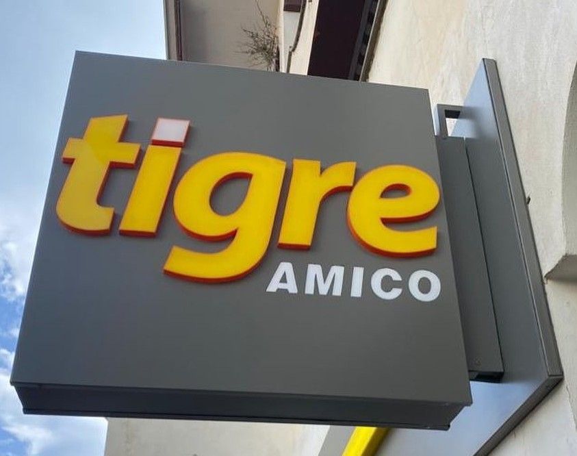 Insegna del negozio Tigre Amico; testo giallo 