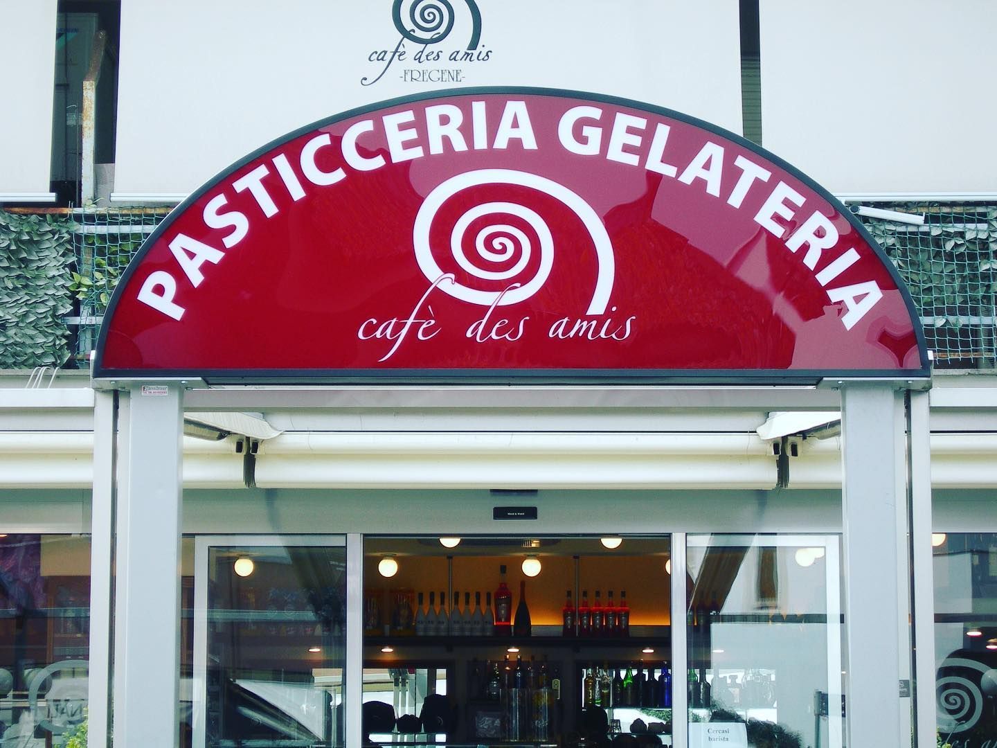 Insegna ad arco rosso di una pasticceria e gelateria, 