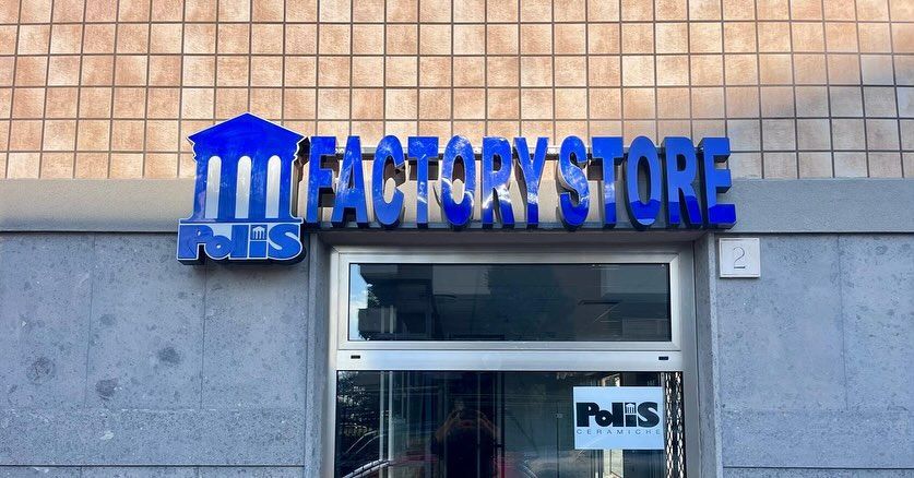 Cartello blu con la scritta 