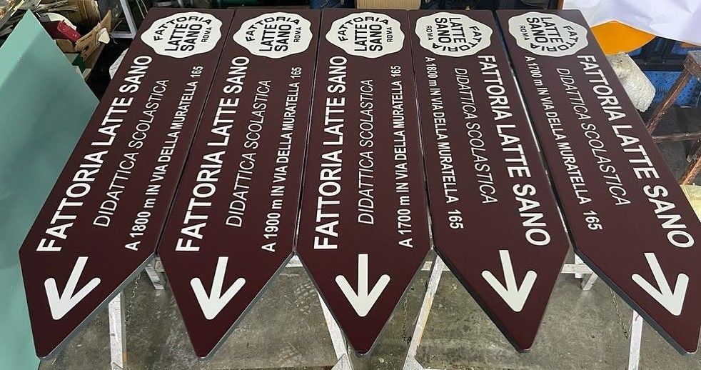 Sei cartelli indicatori marroni identici rivolti verso il basso, con la scritta 