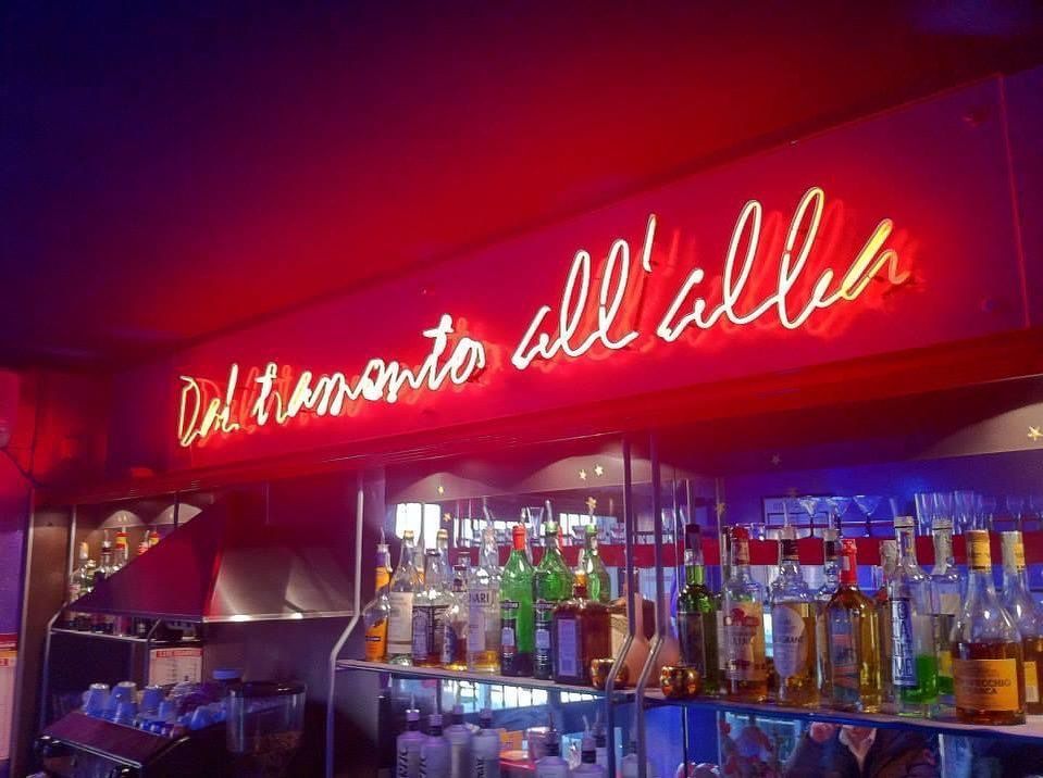 Insegna al neon sopra un bar con la scritta 
