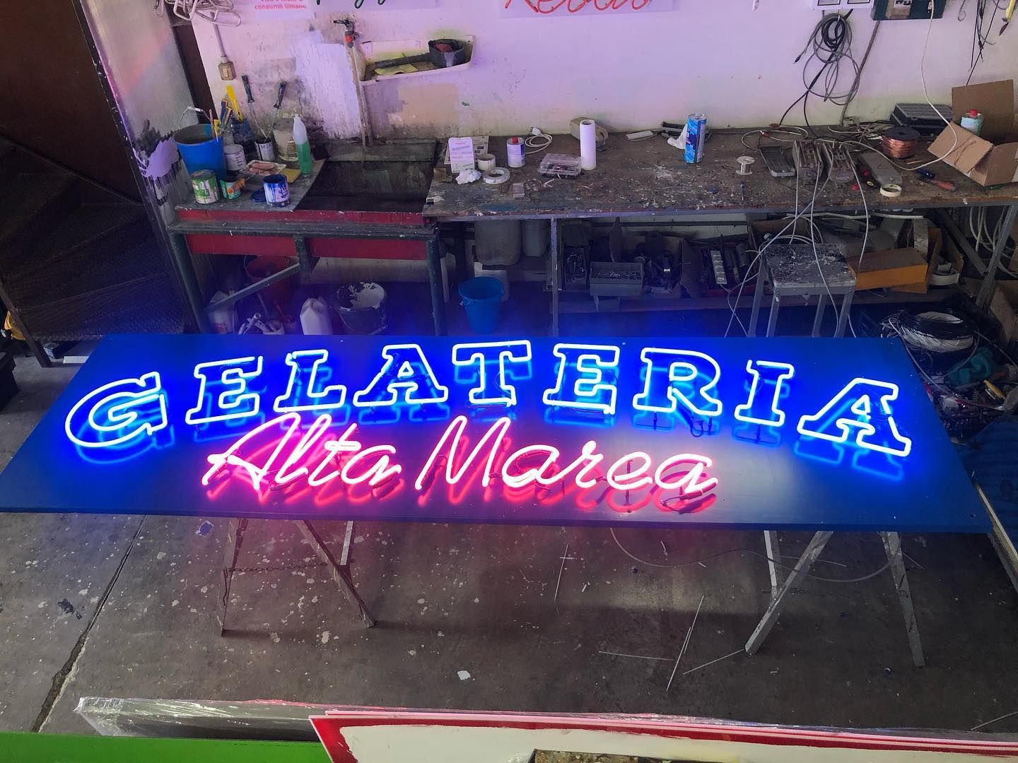 Insegna al neon con la scritta 