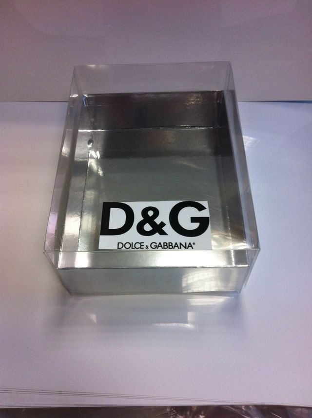 scatola con logo D&G