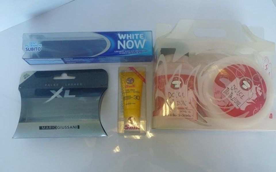 confezioni in plastica per dentifricio e cosmetici